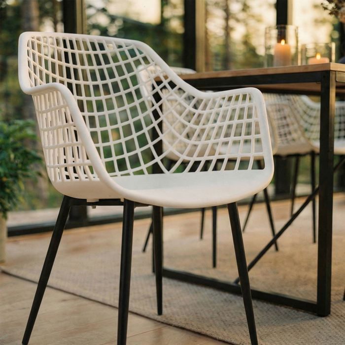 Lot de 4 chaises LUCIA pour salle à manger ou cuisine au design retro avec accoudoirs, coque en plastique blanc et 4 pieds en métal