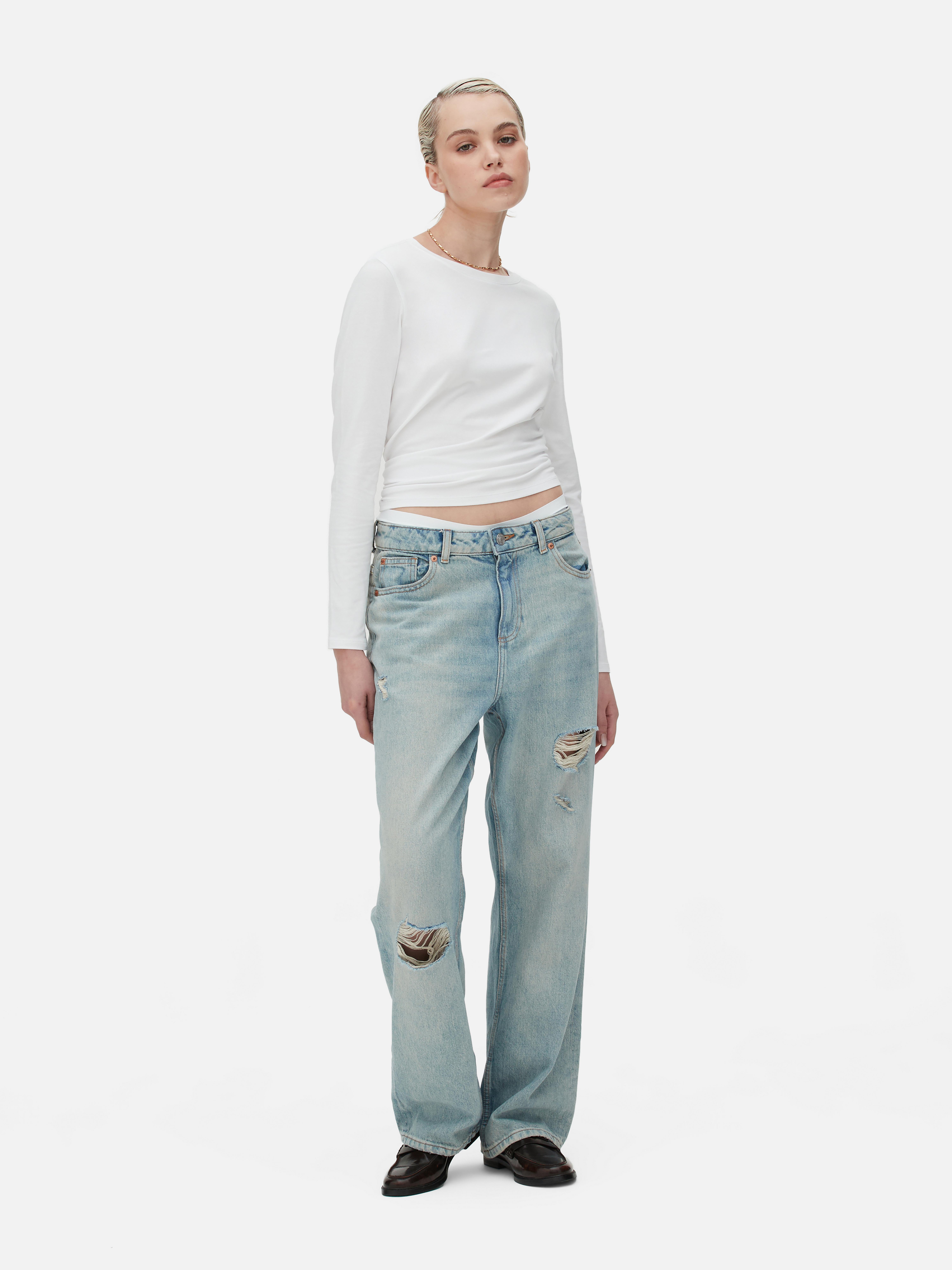 Top elasticizzato a maniche lunghe. Un top realizzato in tessuto elasticizzato con maniche lunghe e scollo rotondo.