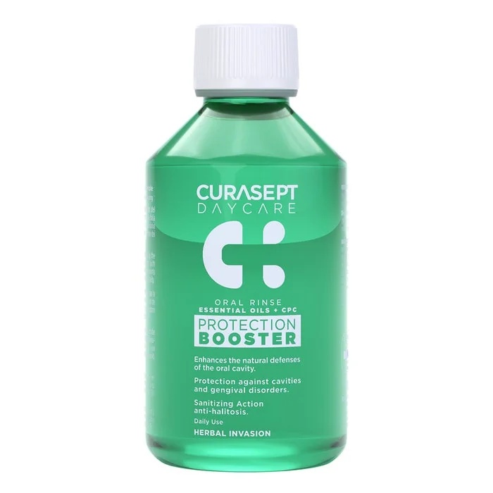 Enxaguante bucal Curasept Protection Booster Herbal Invasion 250 ml, desinfetante e combate o mau hálito.