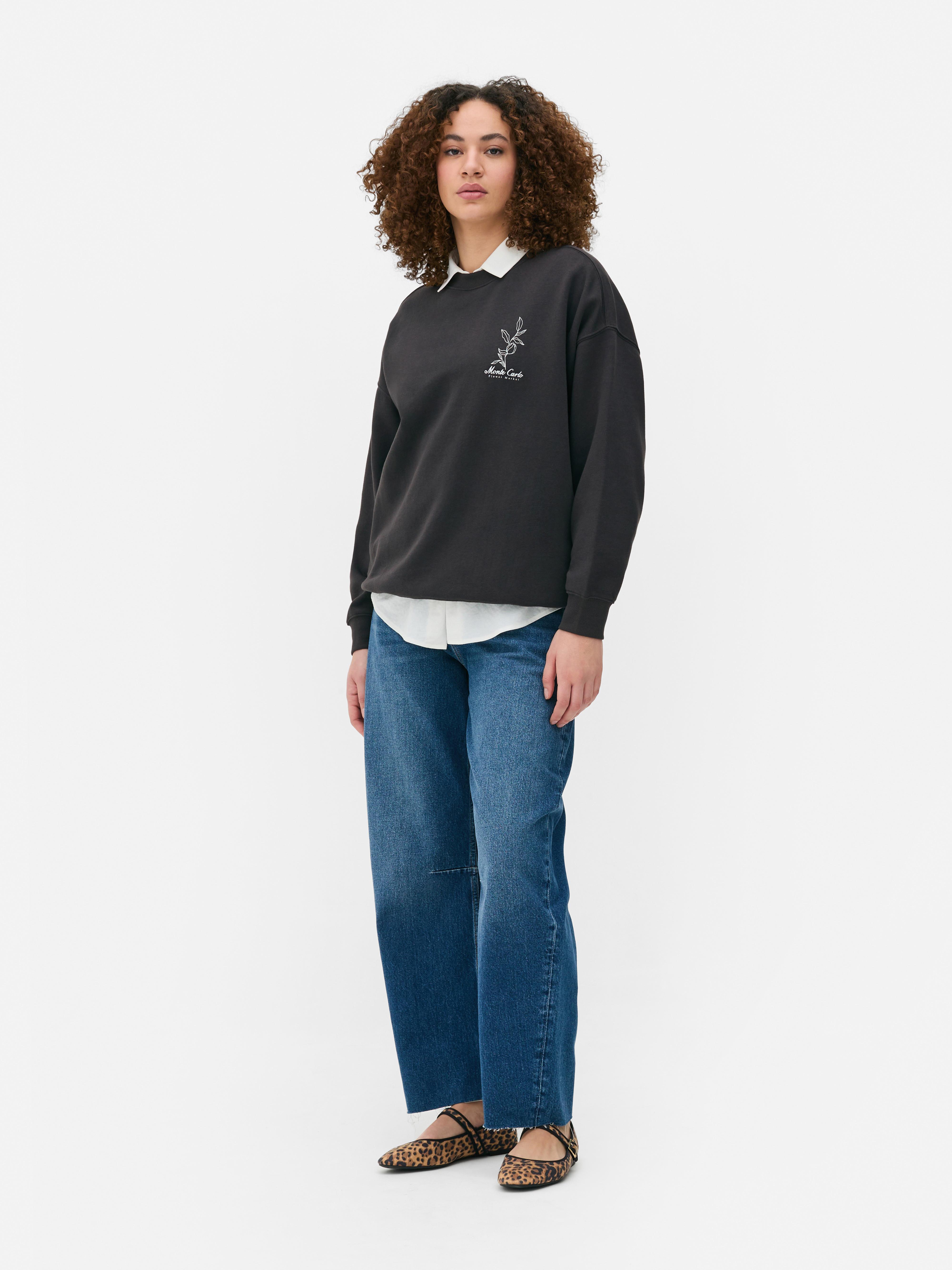 Felpa oversize stampata Questa felpa oversize con una stampa accattivante sul davanti e sul retro è perfetta per uno stile versatile.