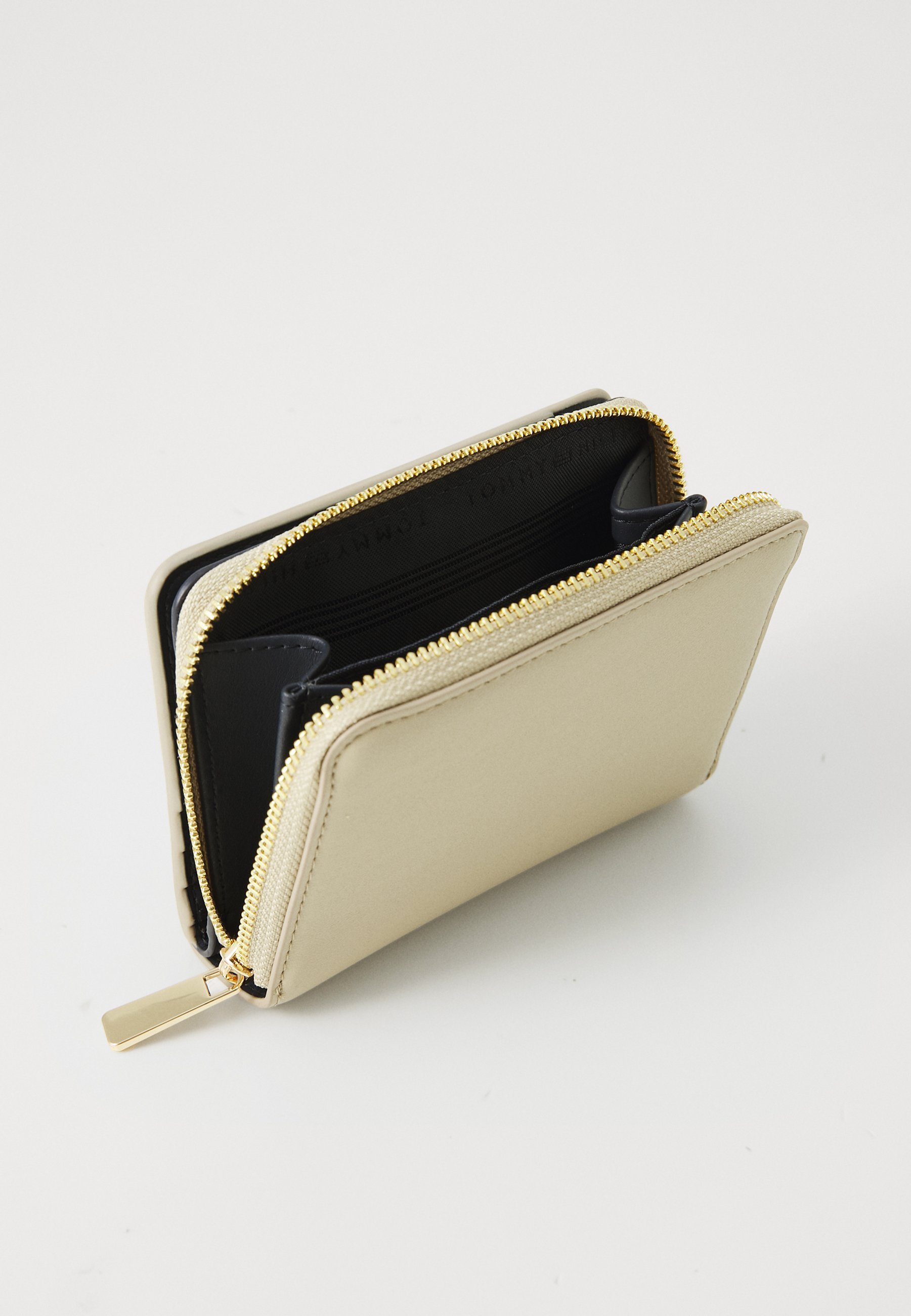 Tommy Hilfiger ICON FLAP - Portemonnee - sandelhout