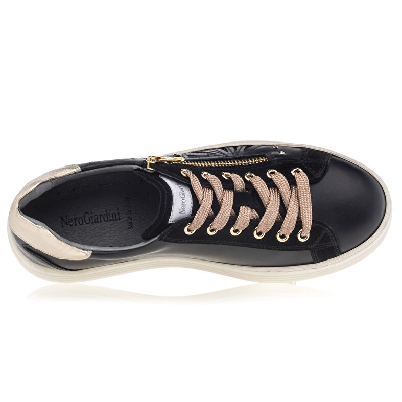 Zapatillas deportivas para mujer en color negro.