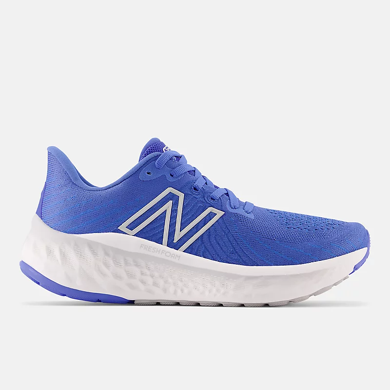 Fresh Foam X Vongo v5 Damenschuh – Helllapis mit hellem Aluminium und silbernen Metallelementen
