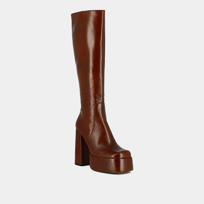 Bottes à plateformes et bouts ronds  en cuir vernis plissé marron