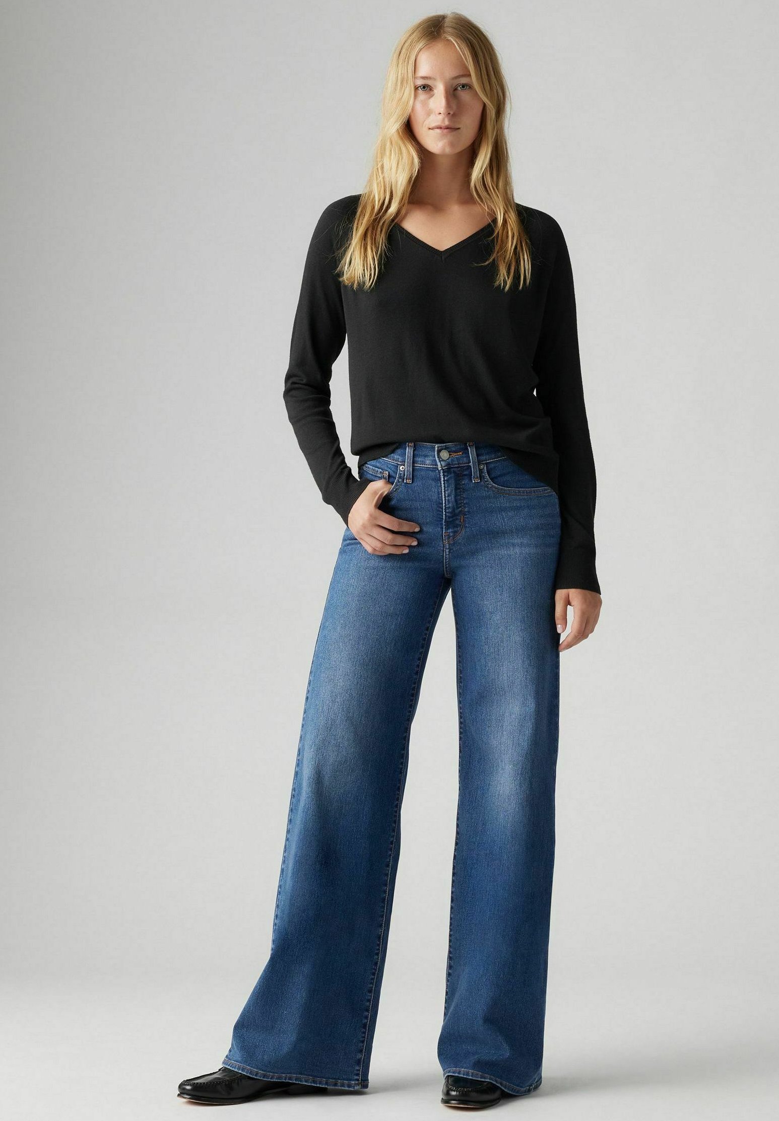 Levi's® 318™ SHAPING WIDE LEG - Uitlopende jeans - groot glas water