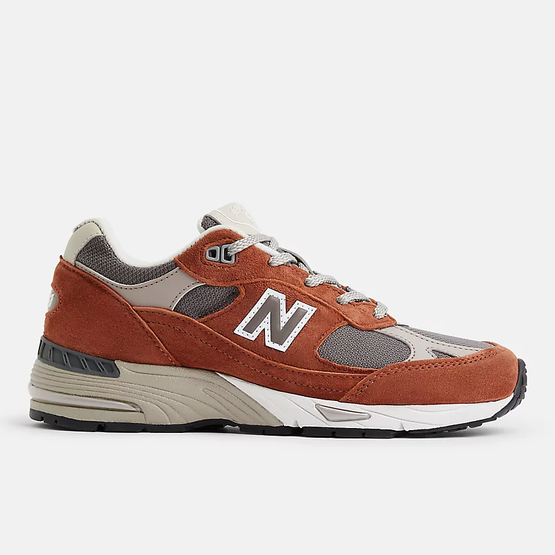 Hergestellt in Großbritannien. 991v1 Unterglasierte Damenschuhe – Sequoia mit Falken- und Atmosphärenmuster.