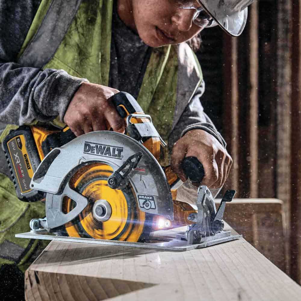 DEWALT 18V bezuhlíková okružní pila XR FLEXVOLT Advantage 6.0AH DCS573T1-XE