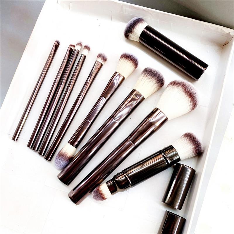 Conjunto de 10 pincéis de maquiagem Hourglass: pó, blush, sombra, côncavo, corretivo, delineador e esfumador, com cabo de metal.