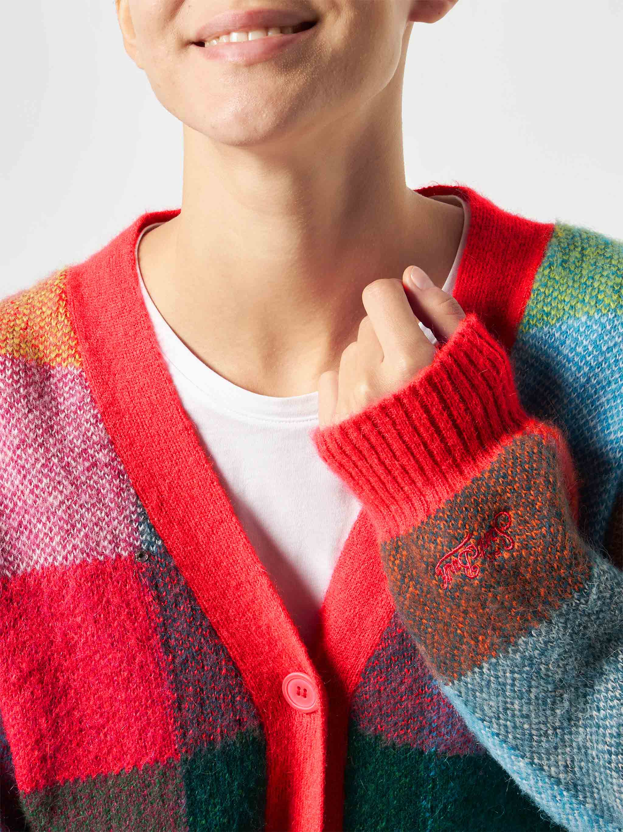 Mehrfarbige, angeraute Damenstrickjacke mit Strasssteinen