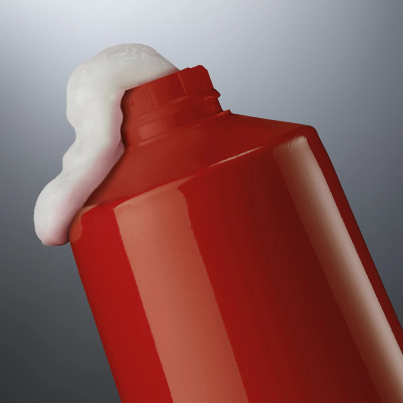 creme protetor térmico Redken Frizz Dismiss suaviza os cabelos rebeldes.