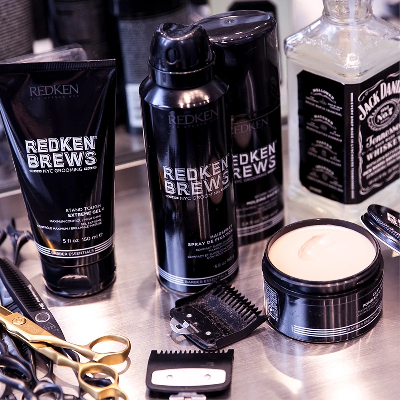 „Redken Brews“ natūraliai atrodanti molio pomada