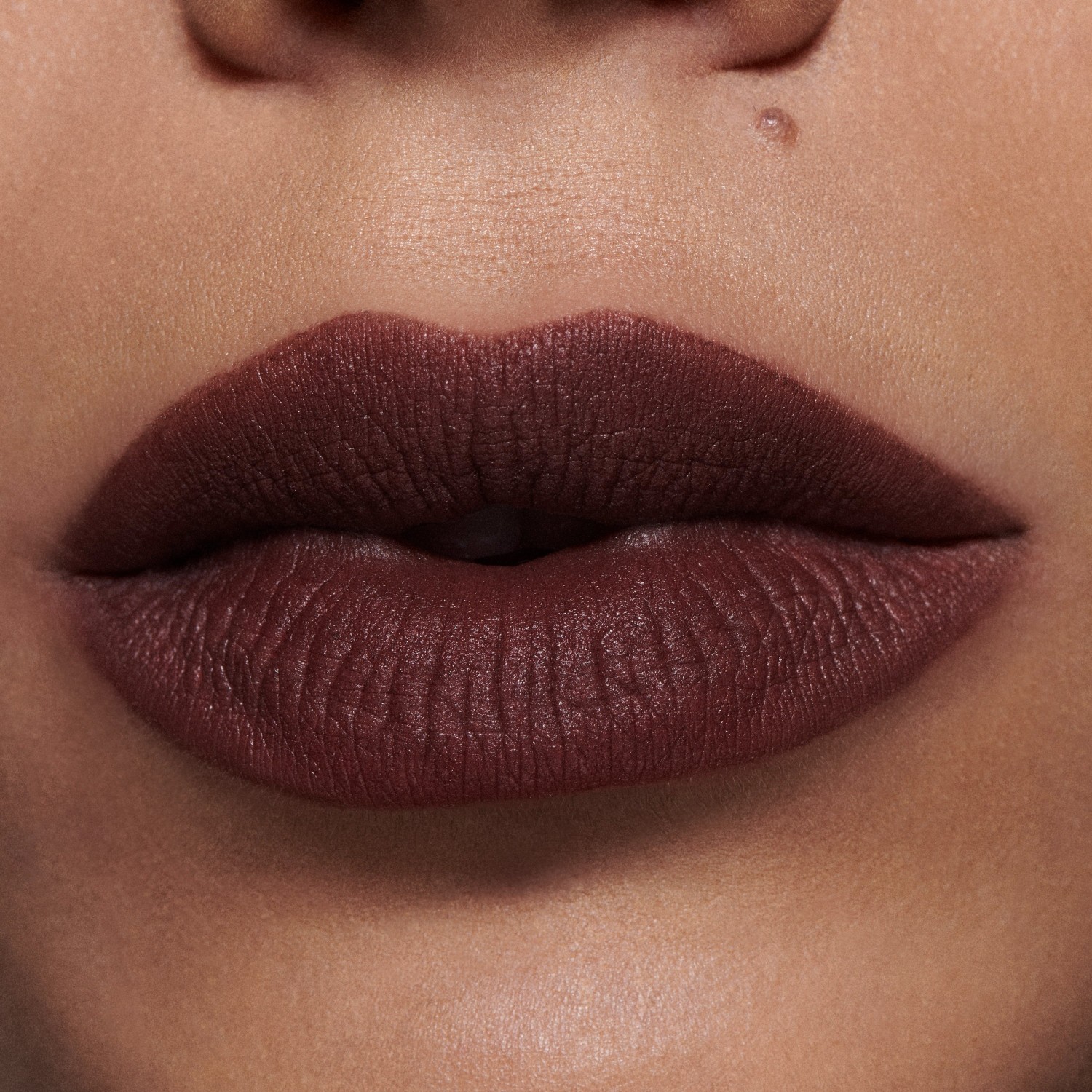 MAC Lipstick Intimate Nudes Powder Kiss tečni ruž za usne - 5 ml