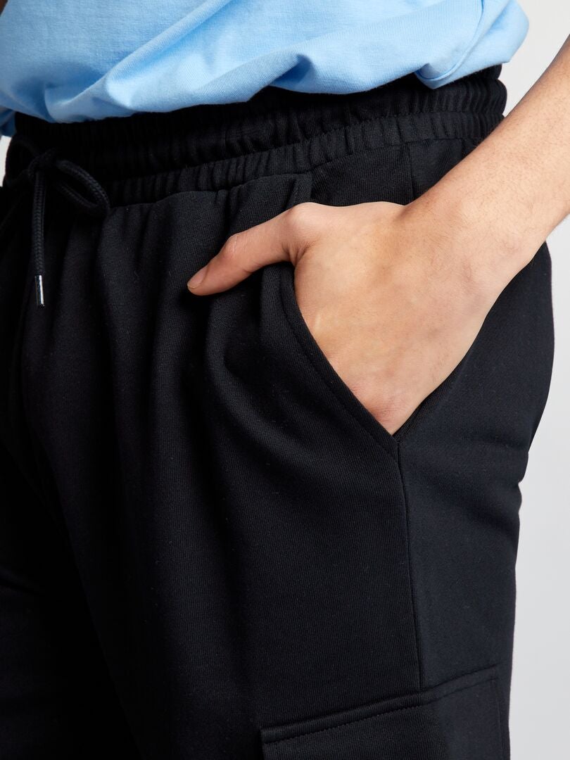 Calça de moletom com vários bolsos - preta