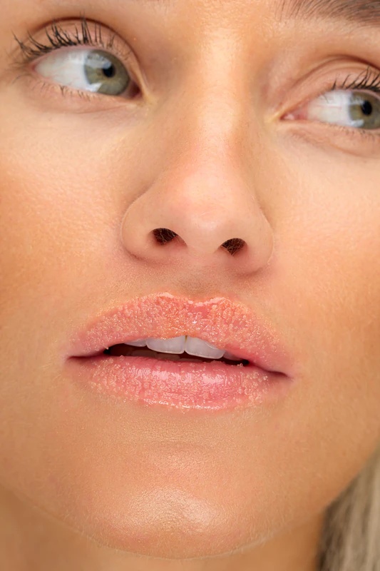 „Killer Lips Prep Talk“ lūpų šveitiklis su persikų šveitikliu