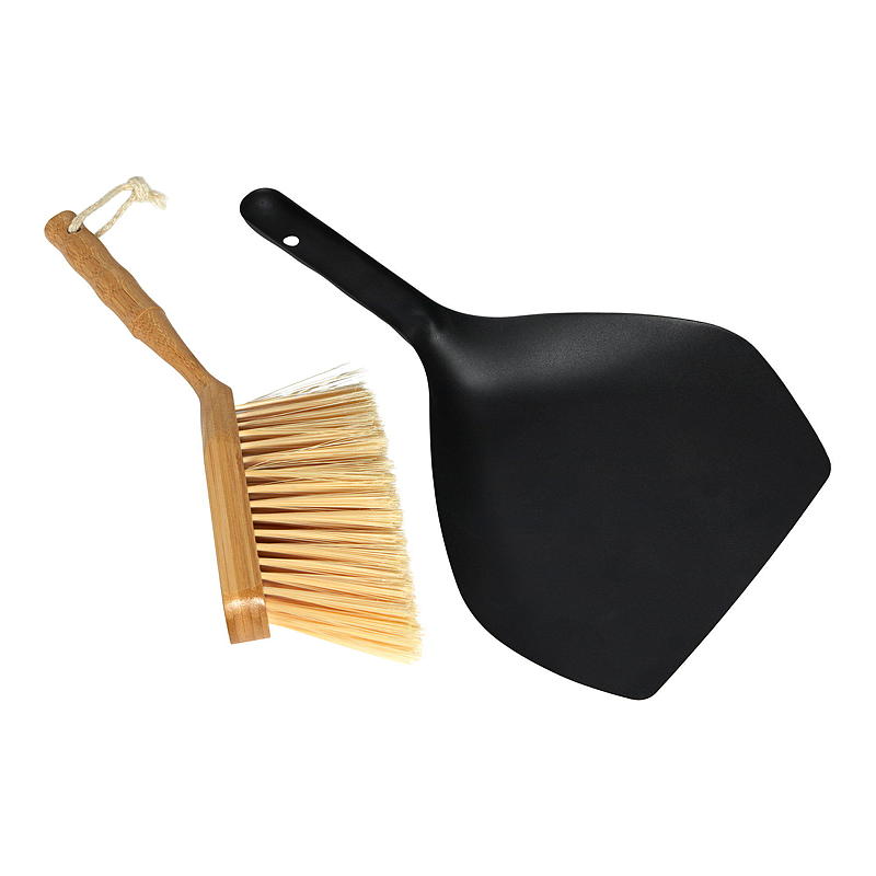 Tabla de barrer con escoba corta y mango negro.