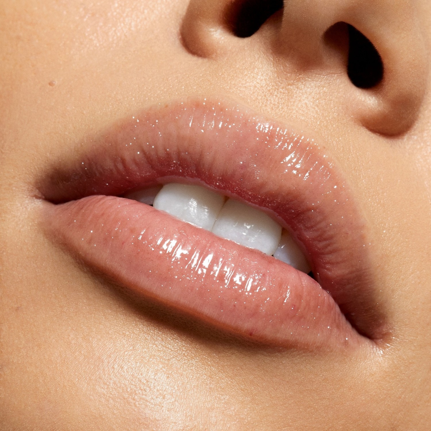 Kylie Cosmetics lūpų blizgis „Supple Kiss Lip Glaze“ – Nude Kiss, 3 ml