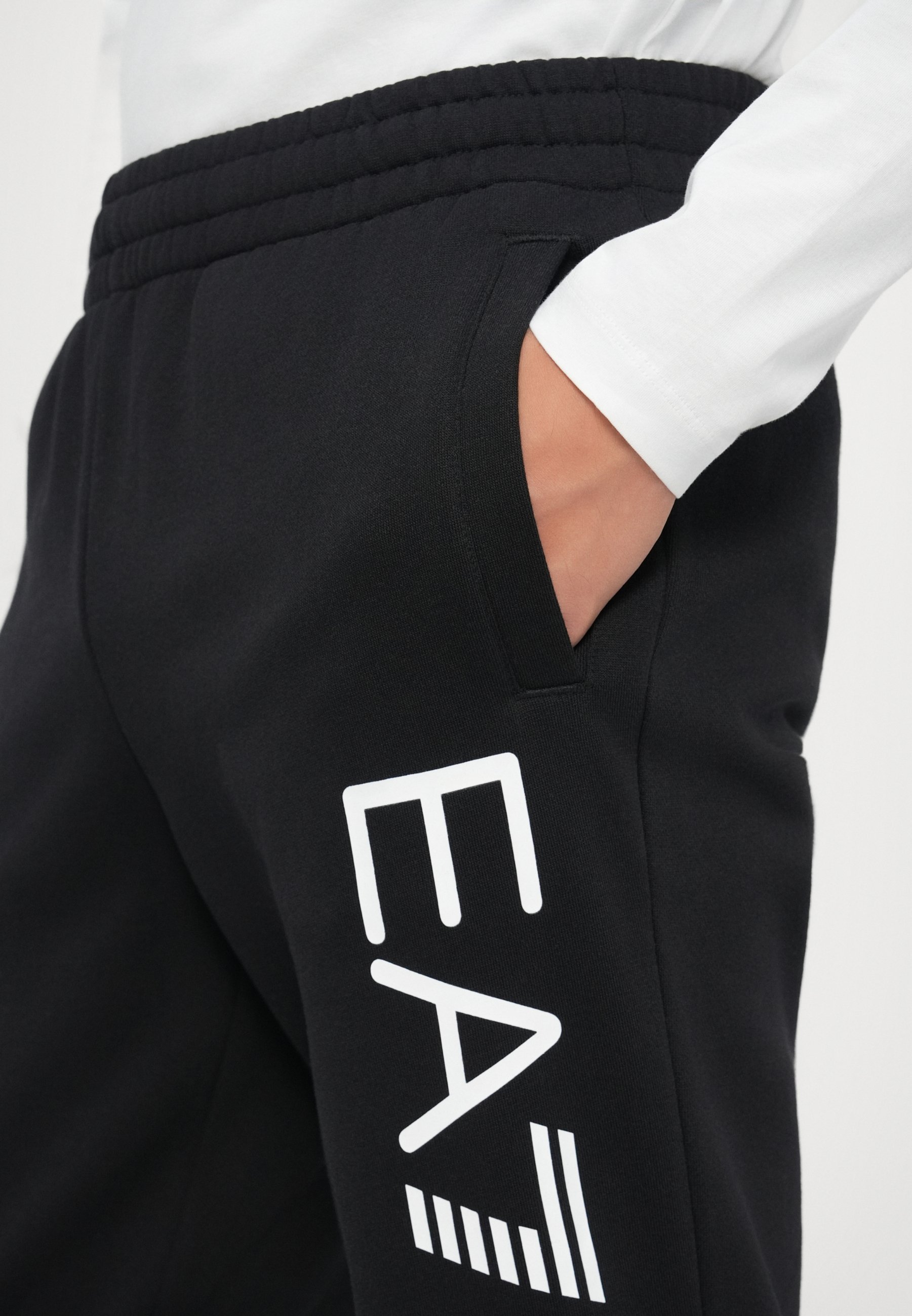 EA7 Emporio Armani TRAIN LOGO SERIES PANTS - Trainingsbroek - zwart/wit