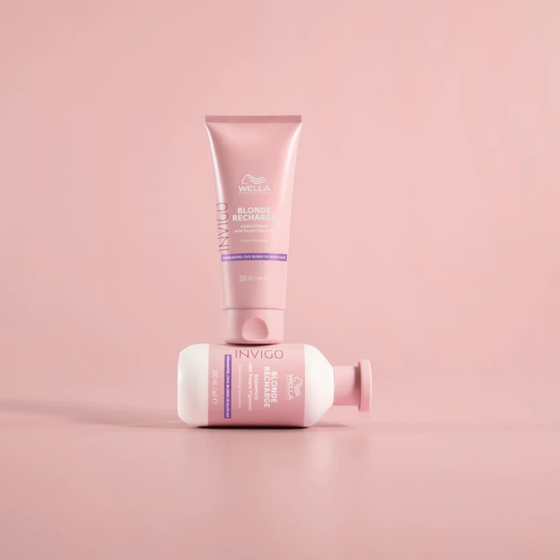 Shampoo Wella Professionals Invigo Blonde Recharge para cabelos loiros que neutraliza os tons amarelados.