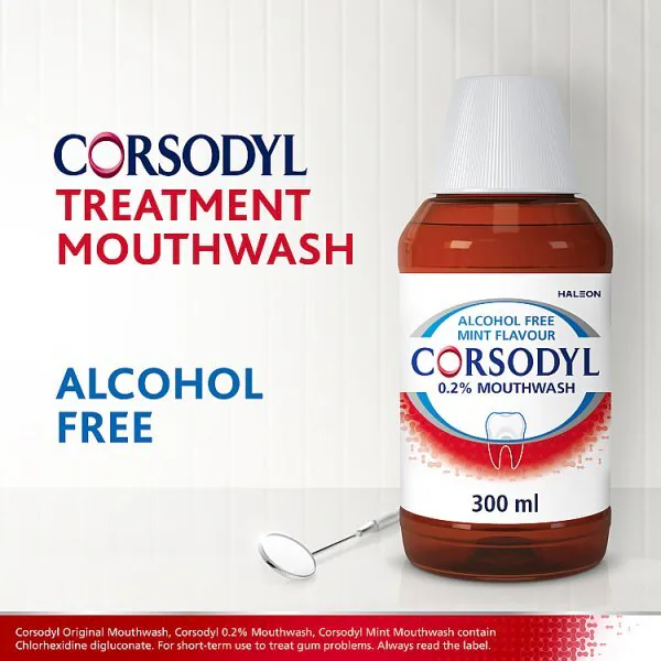Enjuague bucal Corsodyl para el tratamiento de las encías con clorhexidina al 0,2% y menta.