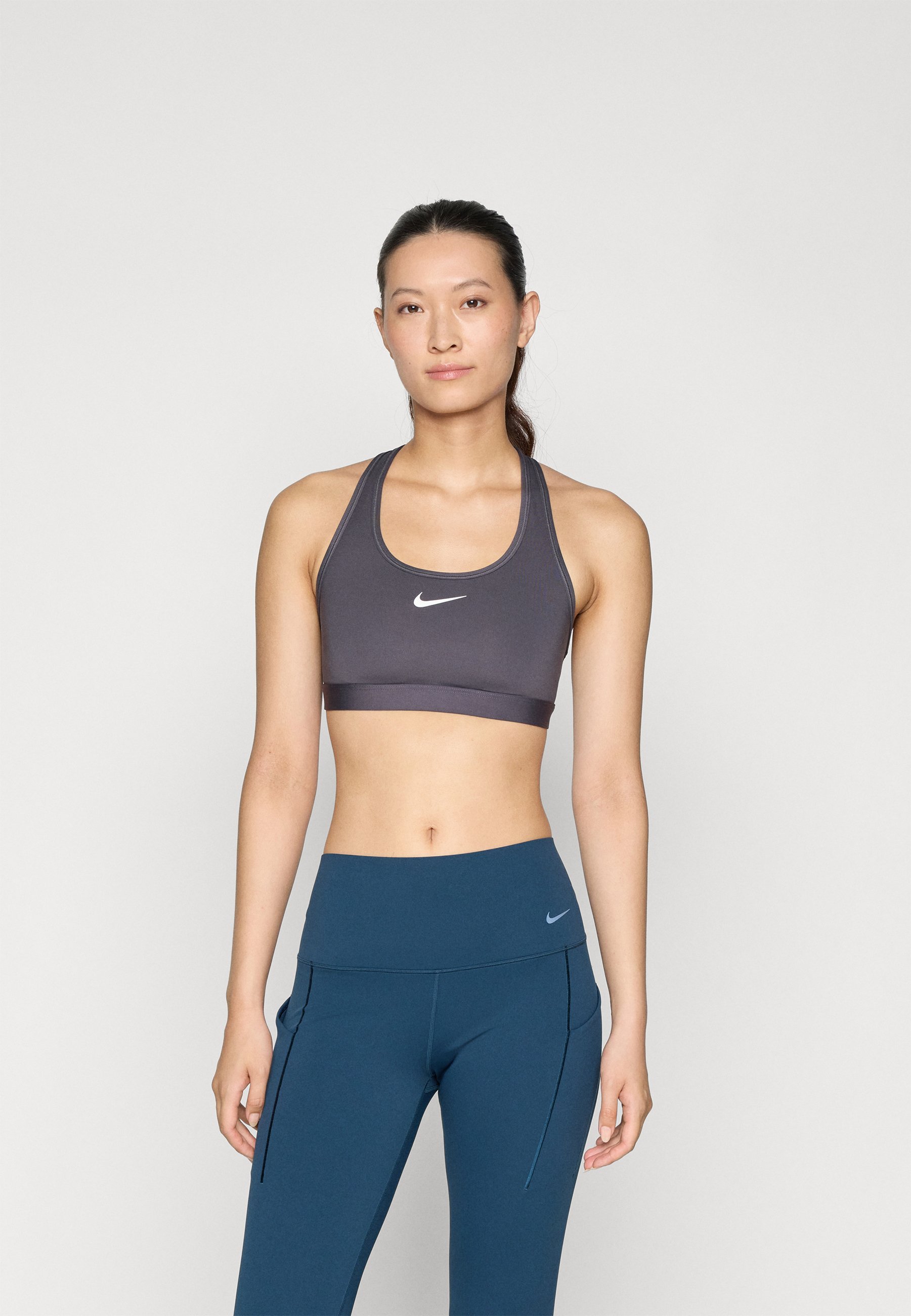 Nike Performance BRA - Keskmise toega spordirinnahoidja - äikesehall/valge