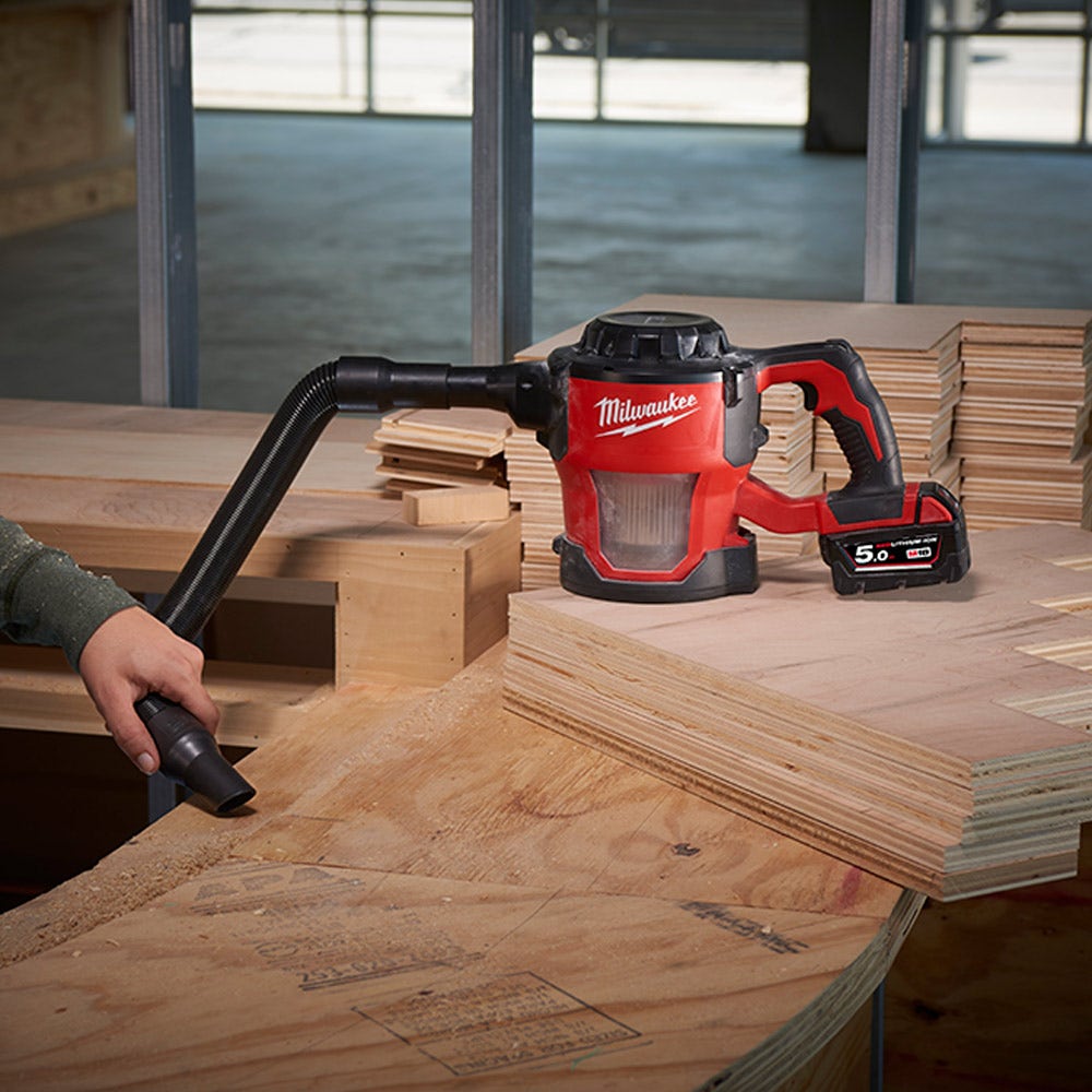 Aspirador de pó MILWAUKEE 18V com acessórios M18CV-0