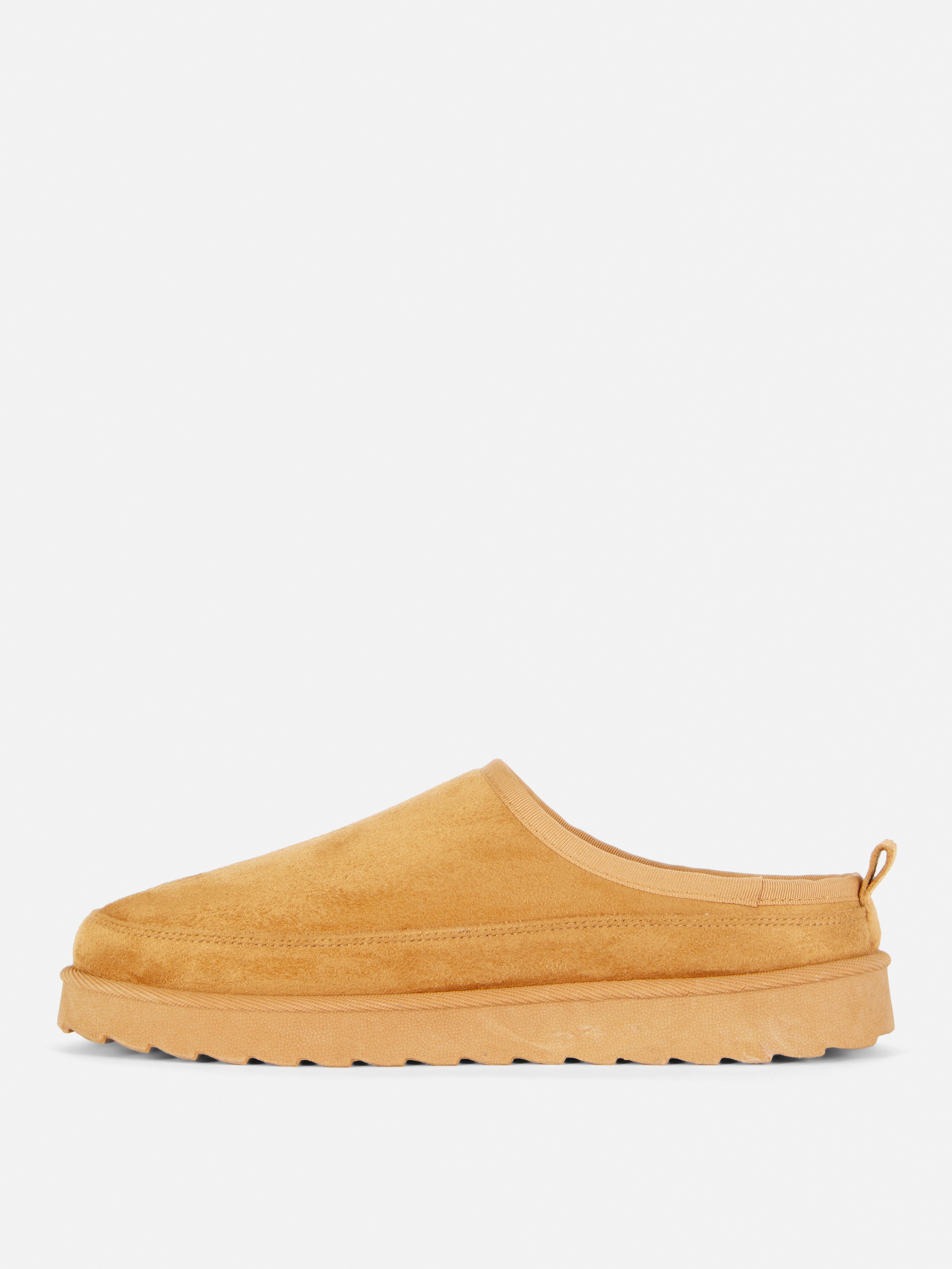 Ciabatte con fodera in pelliccia sintetica. Togliti le scarpe e rilassati con queste pantofole foderate in pelliccia sintetica.