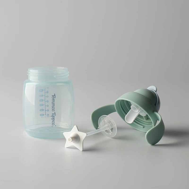 Copo de treinamento com canudo e peso Tommee Tippee Trainer.