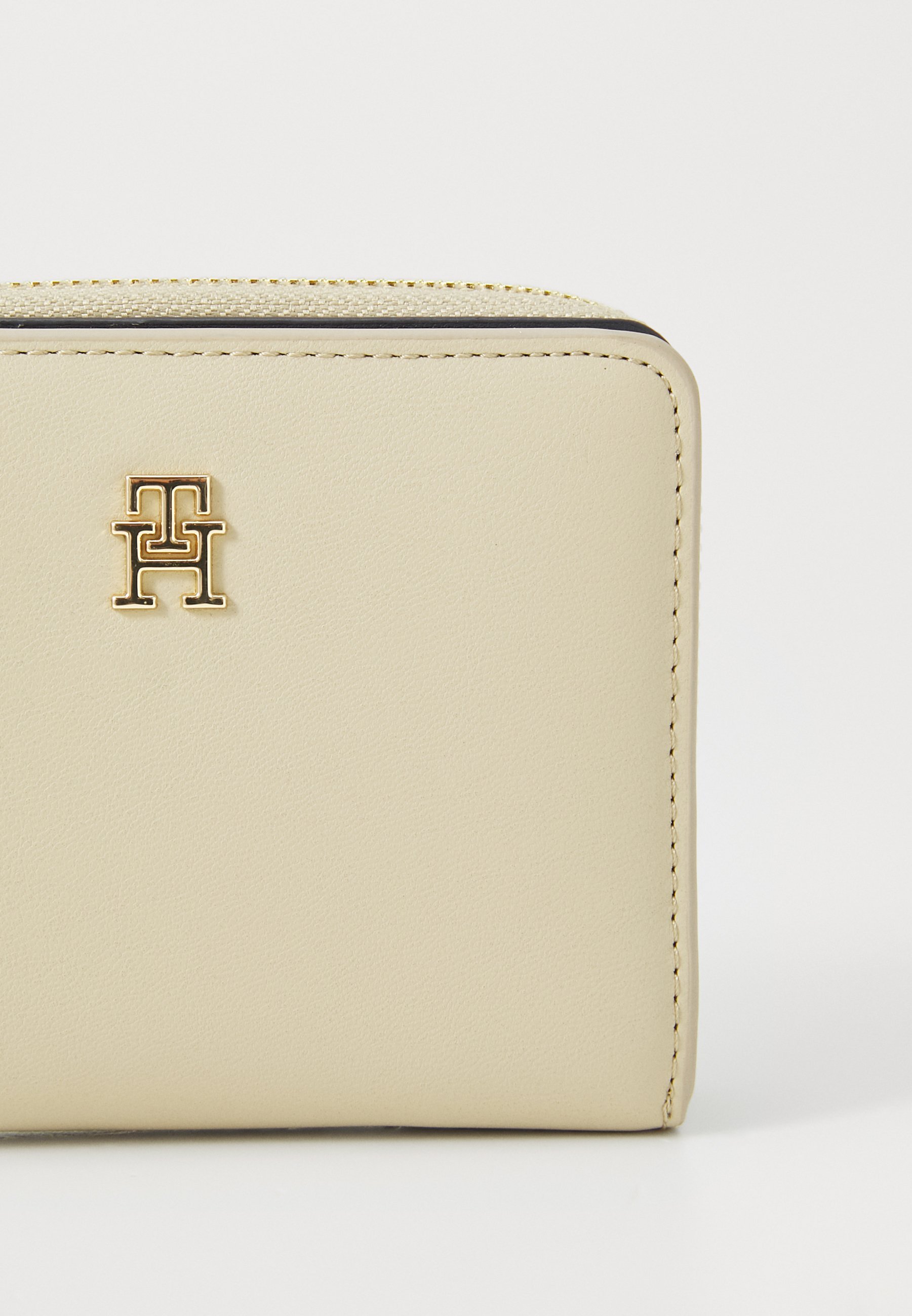 Tommy Hilfiger ICON FLAP - Portemonnee - sandelhout