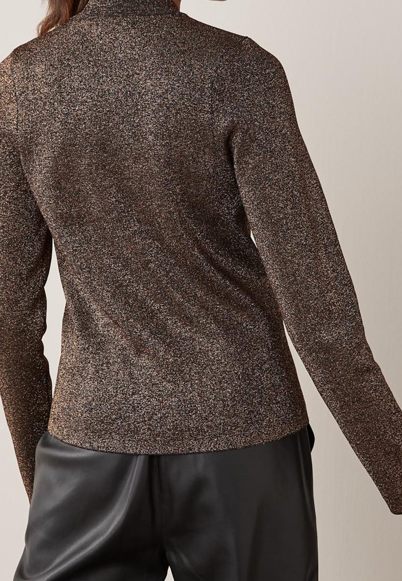 Nächster Pullover – braun