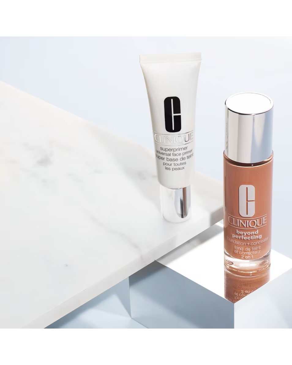 Fond de ten lichid CLINIQUE Beyond Perfecting Fond de ten și corector într-unul singur, pentru un aspect natural care durează 24 de ore.