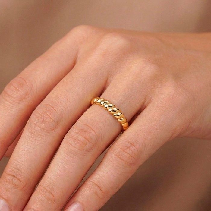 Anillo de oro de 18 quilates para mujer con detalle de galotte en forma de media luna, brillante, ancho máximo del cuerpo 4,5 mm.