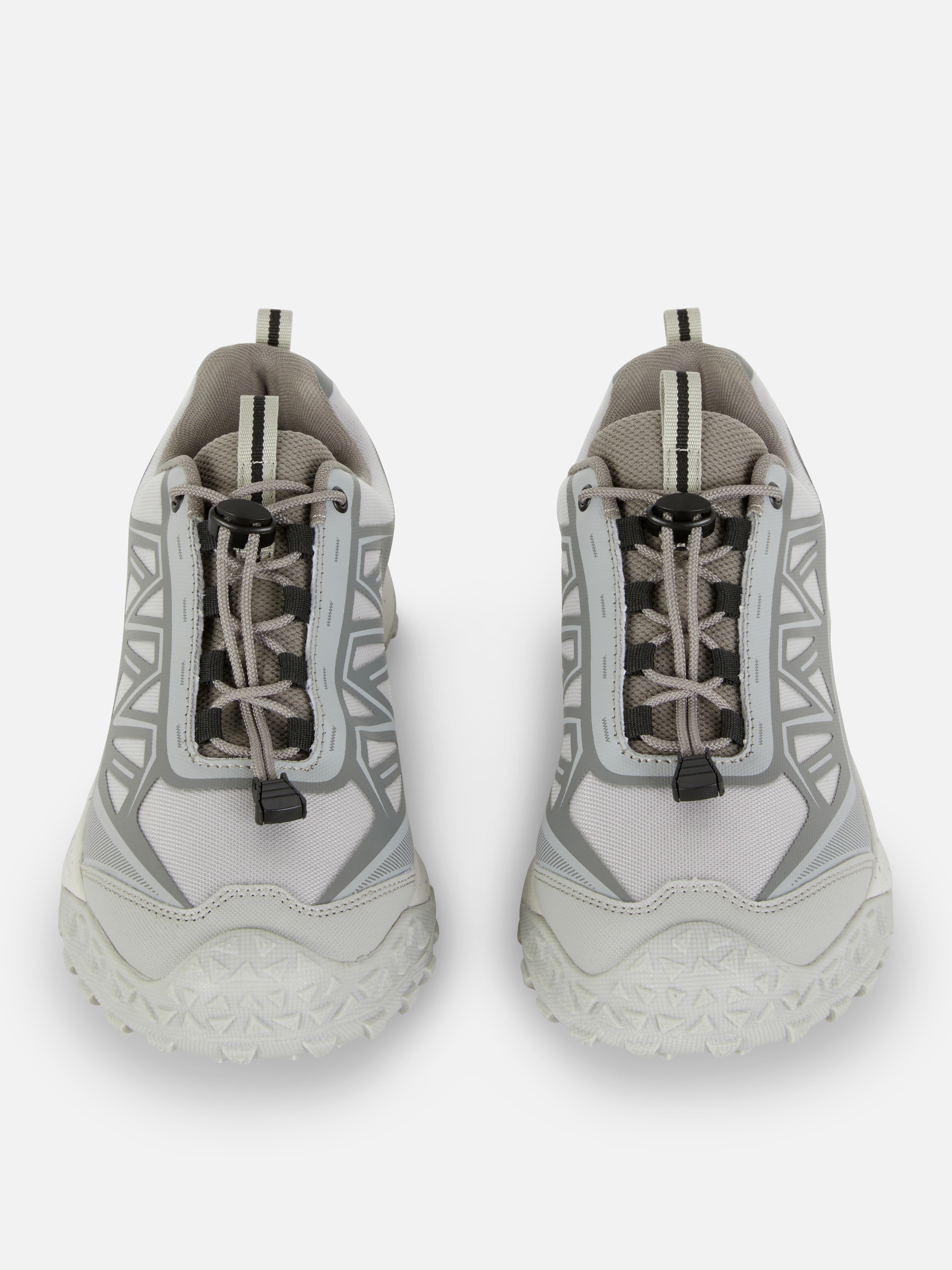 Teniși sport cu inserții Teniși sport low-top cu inserții și șireturi cu opritoare din șnur