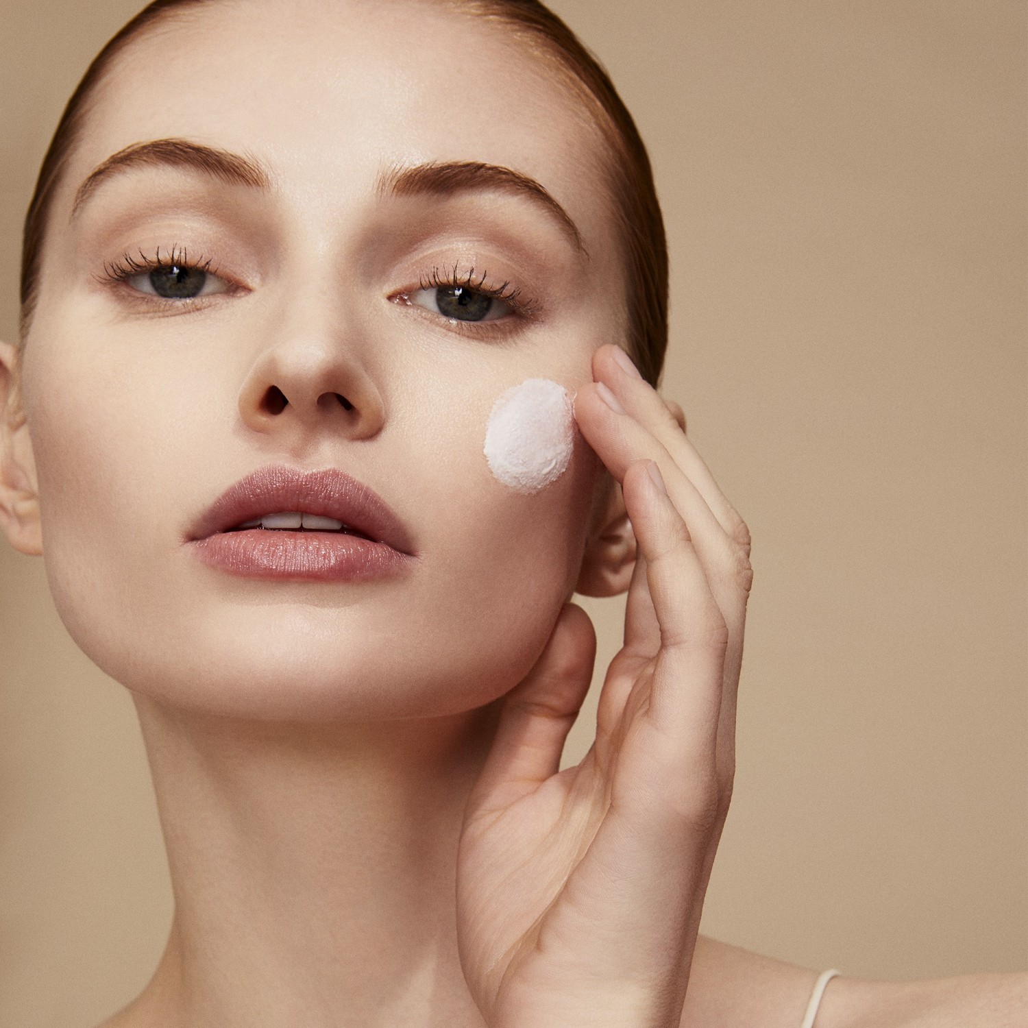 Clé de Peau Beauté veido šveitiklis odą rafinuojantis molio šveitiklis – 90 ml
