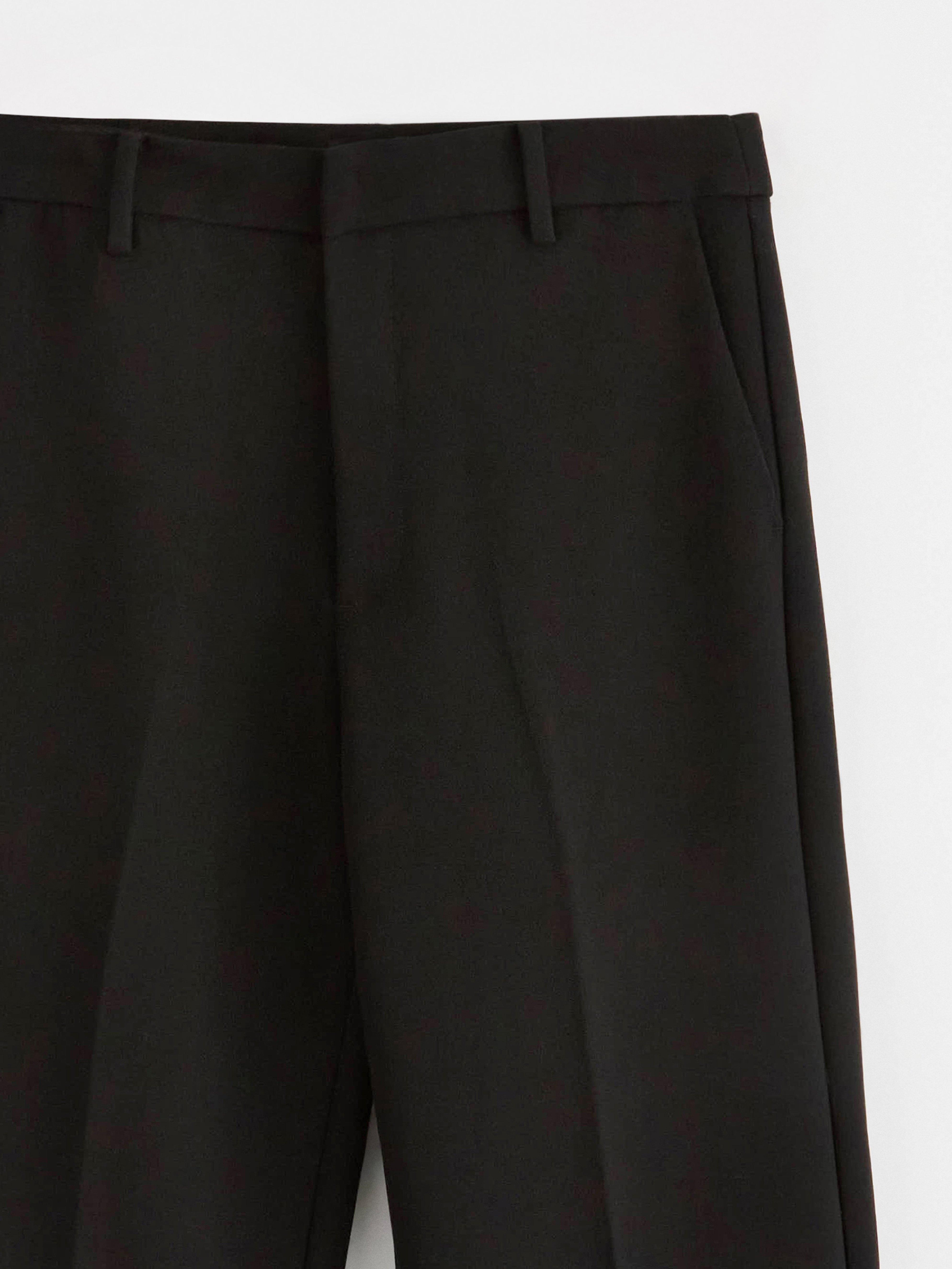 Pantalones rectos NOOR con perneras más cortas, color negro.