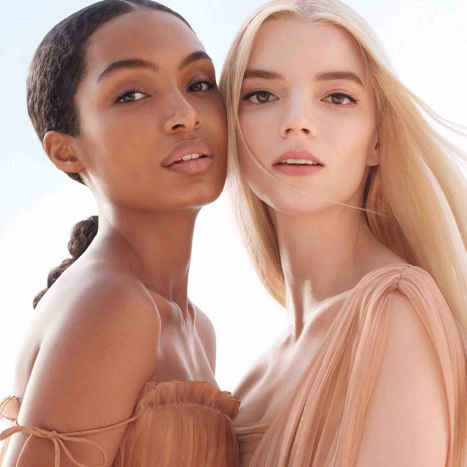 DIOR Glow Veil - Base de teint éclat - Hydratation 24 h - Concentrée en soin floral - 97 % d'ingrédients d'origine naturelle