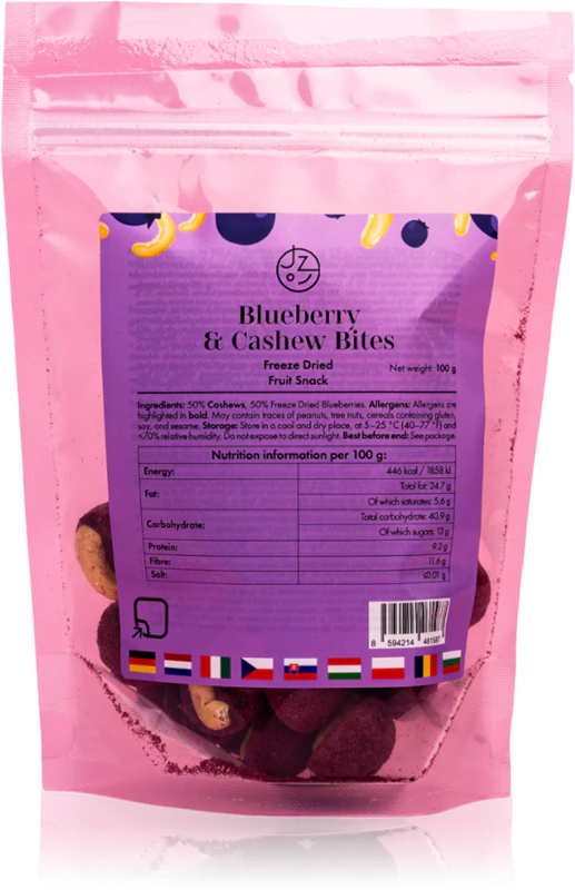 Comemos castanhas de caju saudáveis com uma cobertura crocante de frutos vermelhos. 100 g de fruta liofilizada com frutos secos.