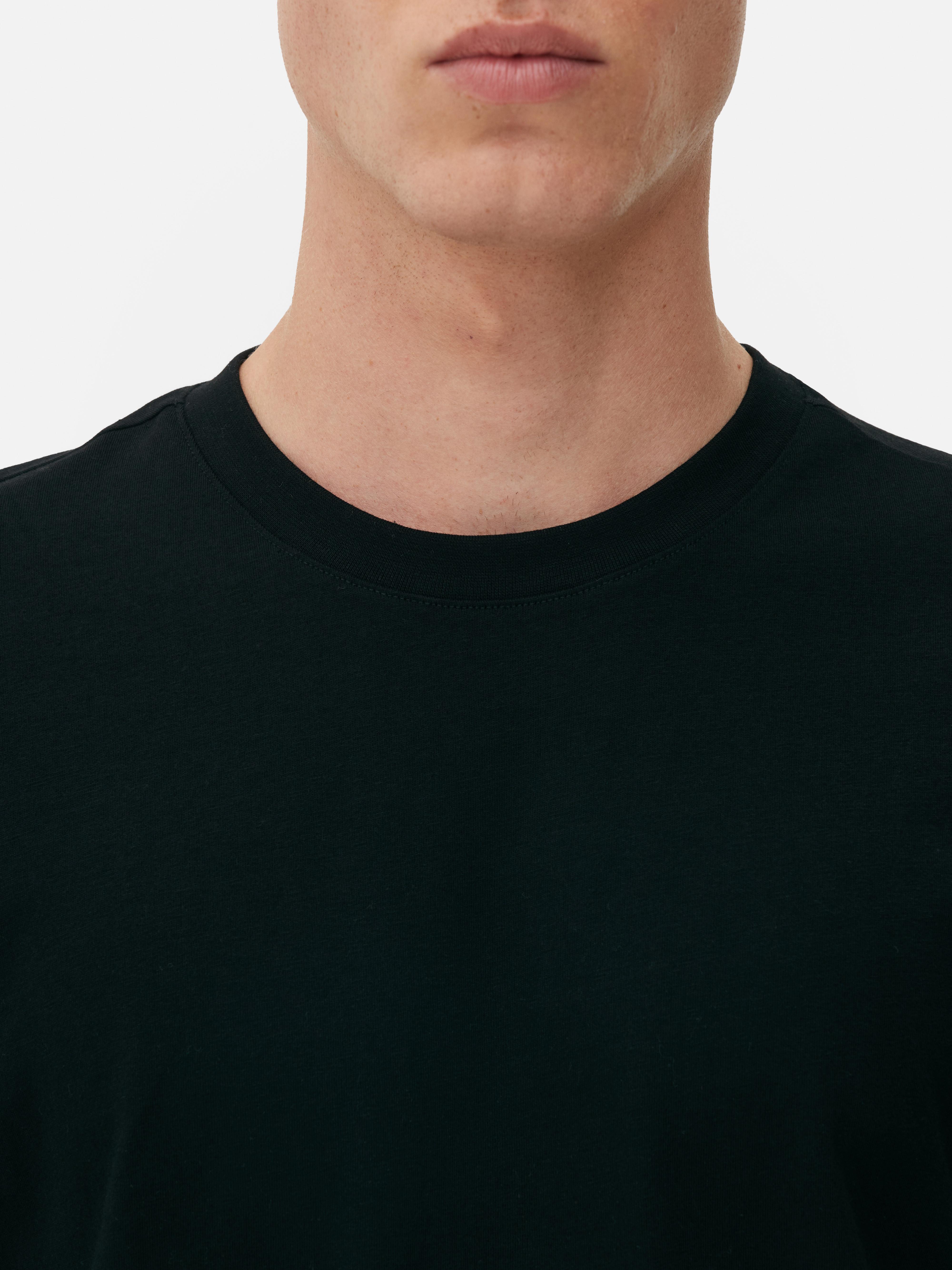 Rundhals-T-Shirt, normale Passform. Ein Baumwoll-T-Shirt mit Rundhalsausschnitt ist einfach unverzichtbar.