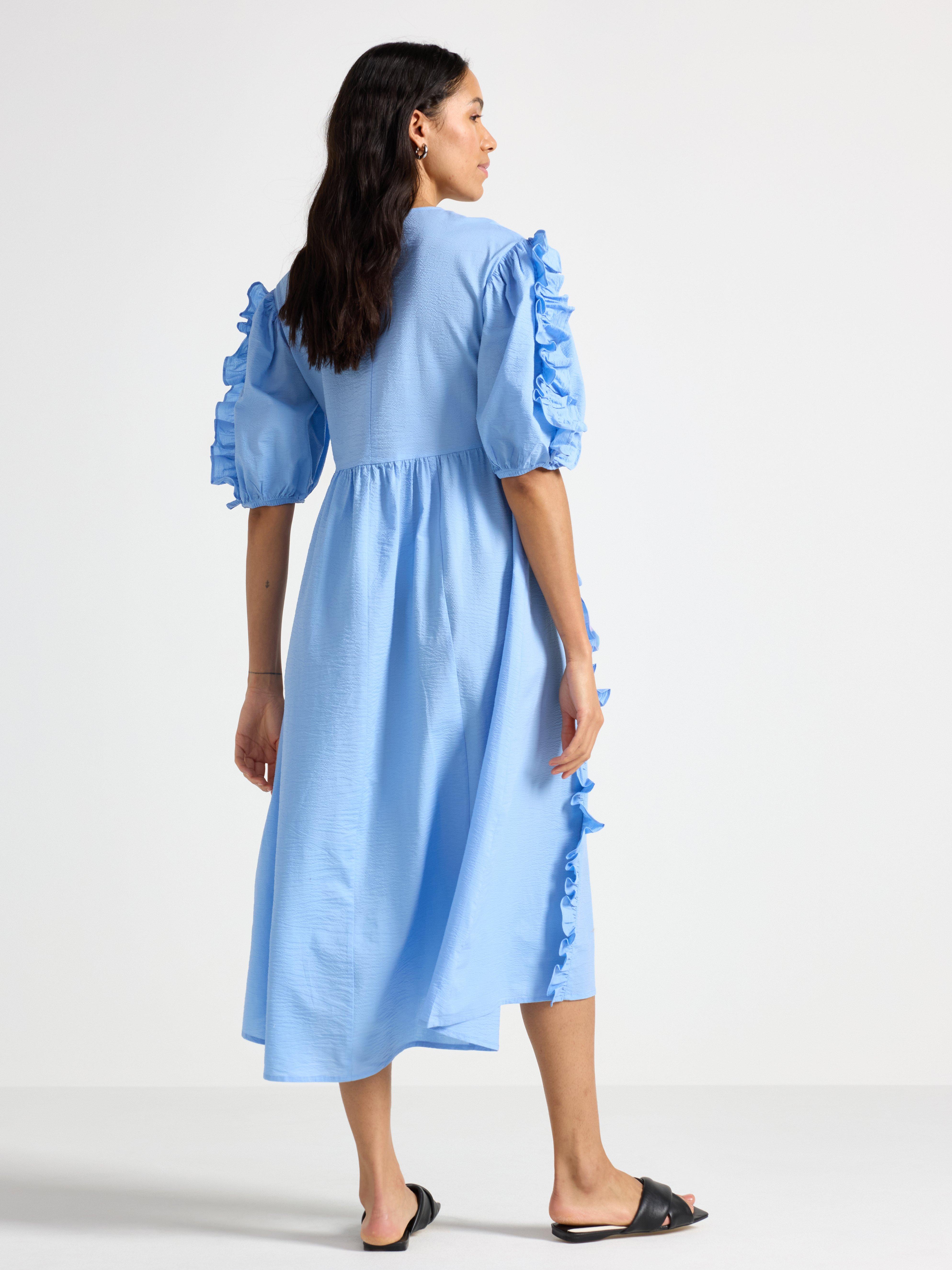 Vestido midi com babados azul claro acinzentado