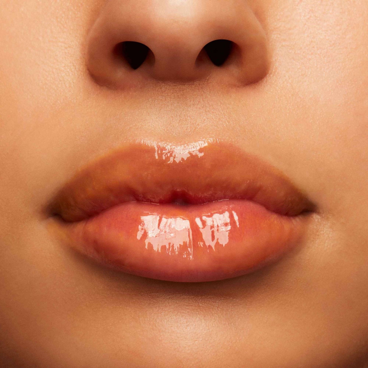 MAC balzam za usne NOCTURNA Squirt Plumping Stick sjajilo za usne - 2,3 g