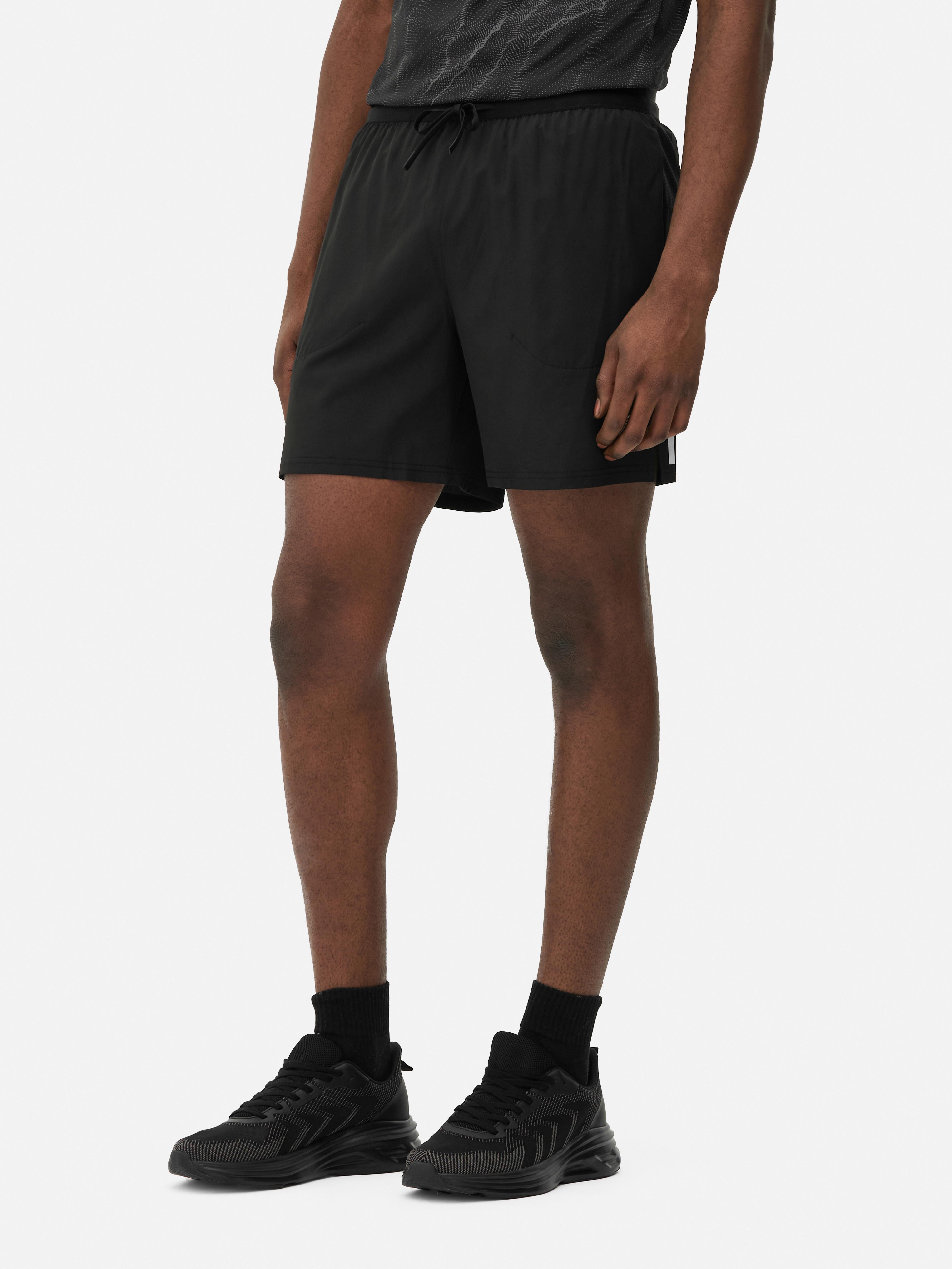 Pantaloni scurți de alergare cu șnur. Pantaloni scurți sport cu talie cu șnur și buzunare laterale.