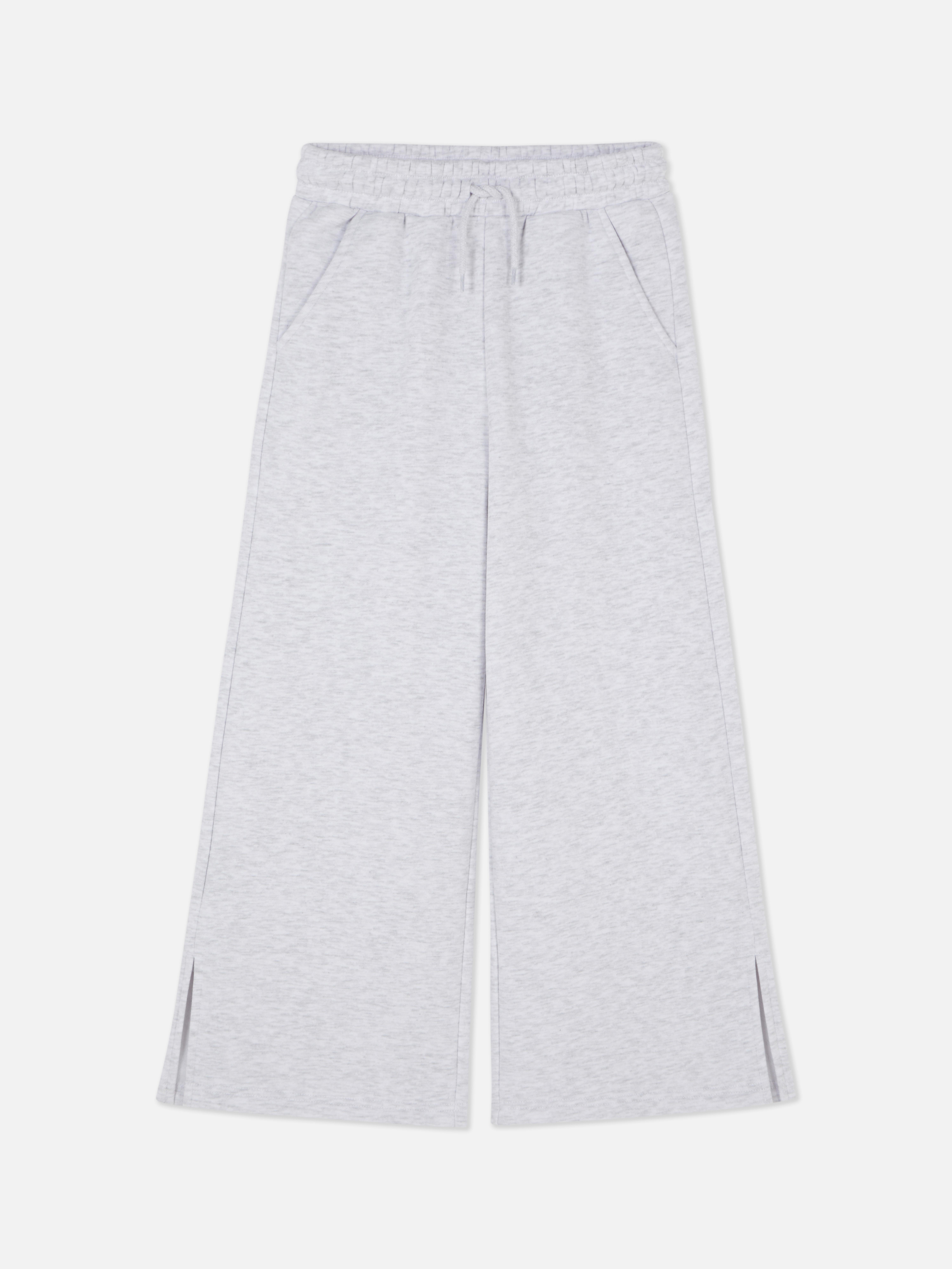 Weit geschnittene Jogginghose Diese Jogginghose hat weite Beine mit Schlitz, einen Kordelzug im Bund und Taschen