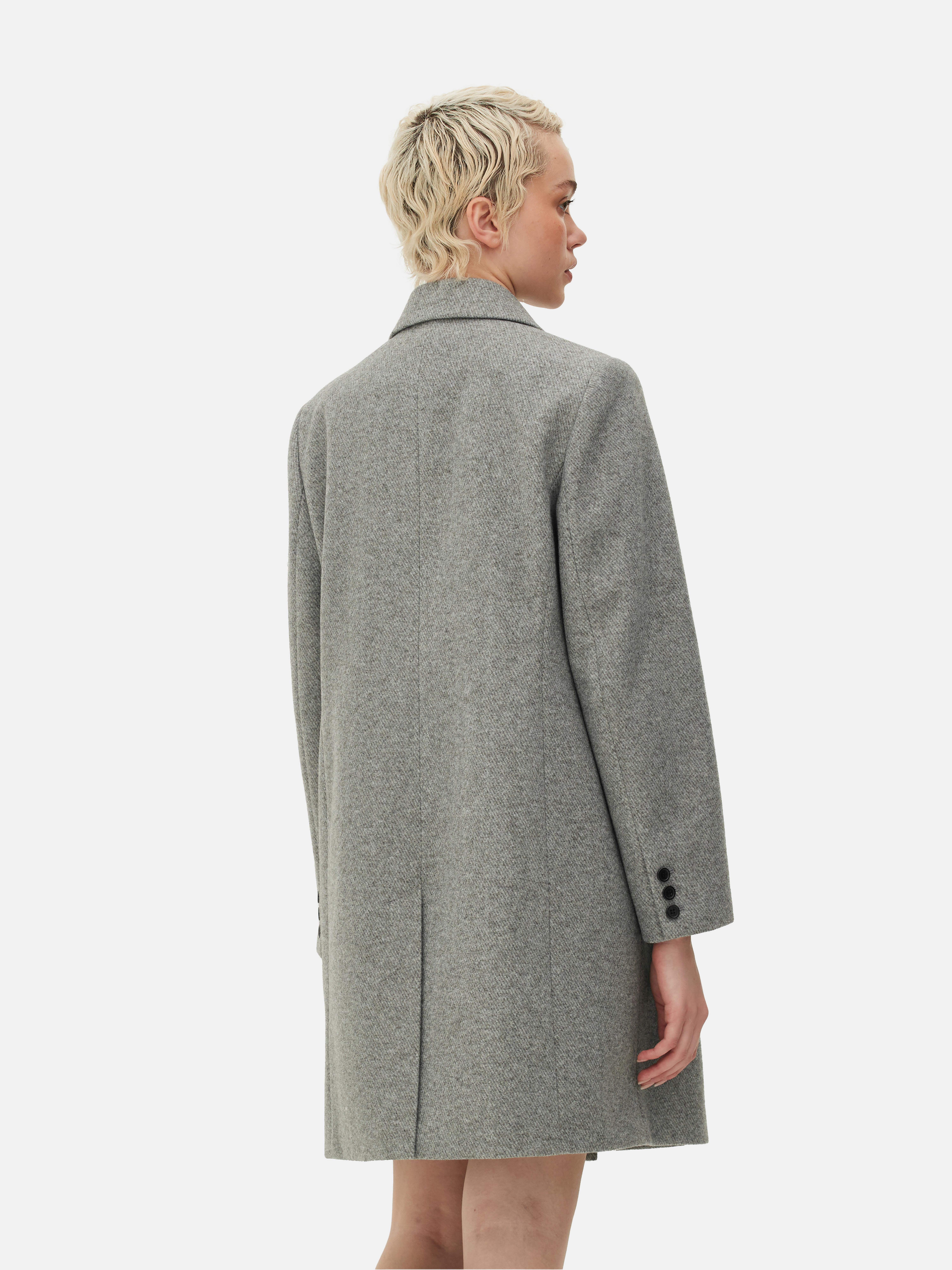 Palton twill cu două rânduri de nasturi. Acest palton twill cu două rânduri de nasturi, cu o croială modernă și revere crestate, este perfect pentru ținute casual sau elegante.