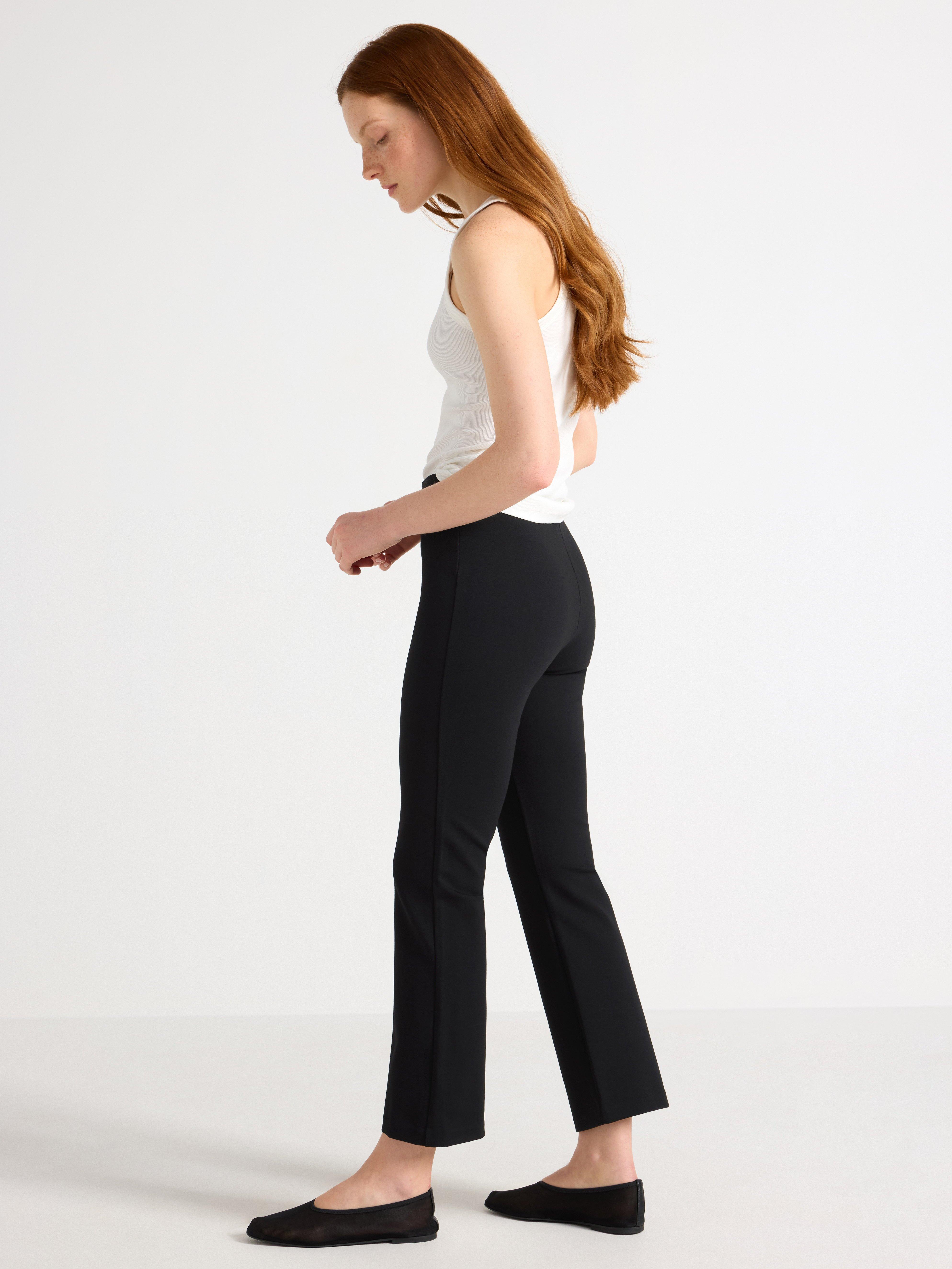 Calça cropped flare preta