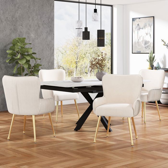 Set di 4 sedie da pranzo, rivestimento in velluto beige, schienale ergonomico, struttura in metallo dorato, supporto lombare.