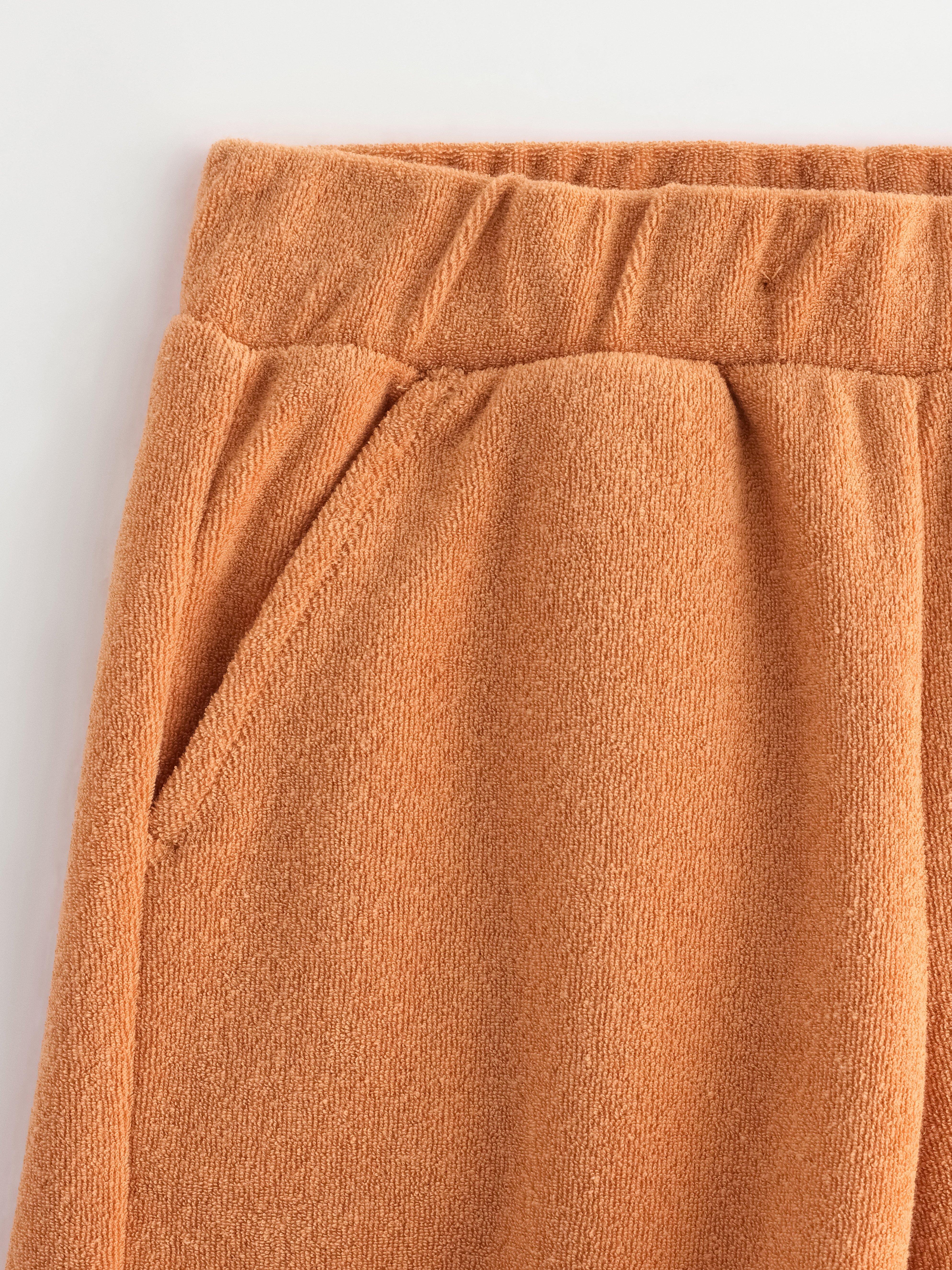 Pantalones cortos de color beige oscuro desgastado