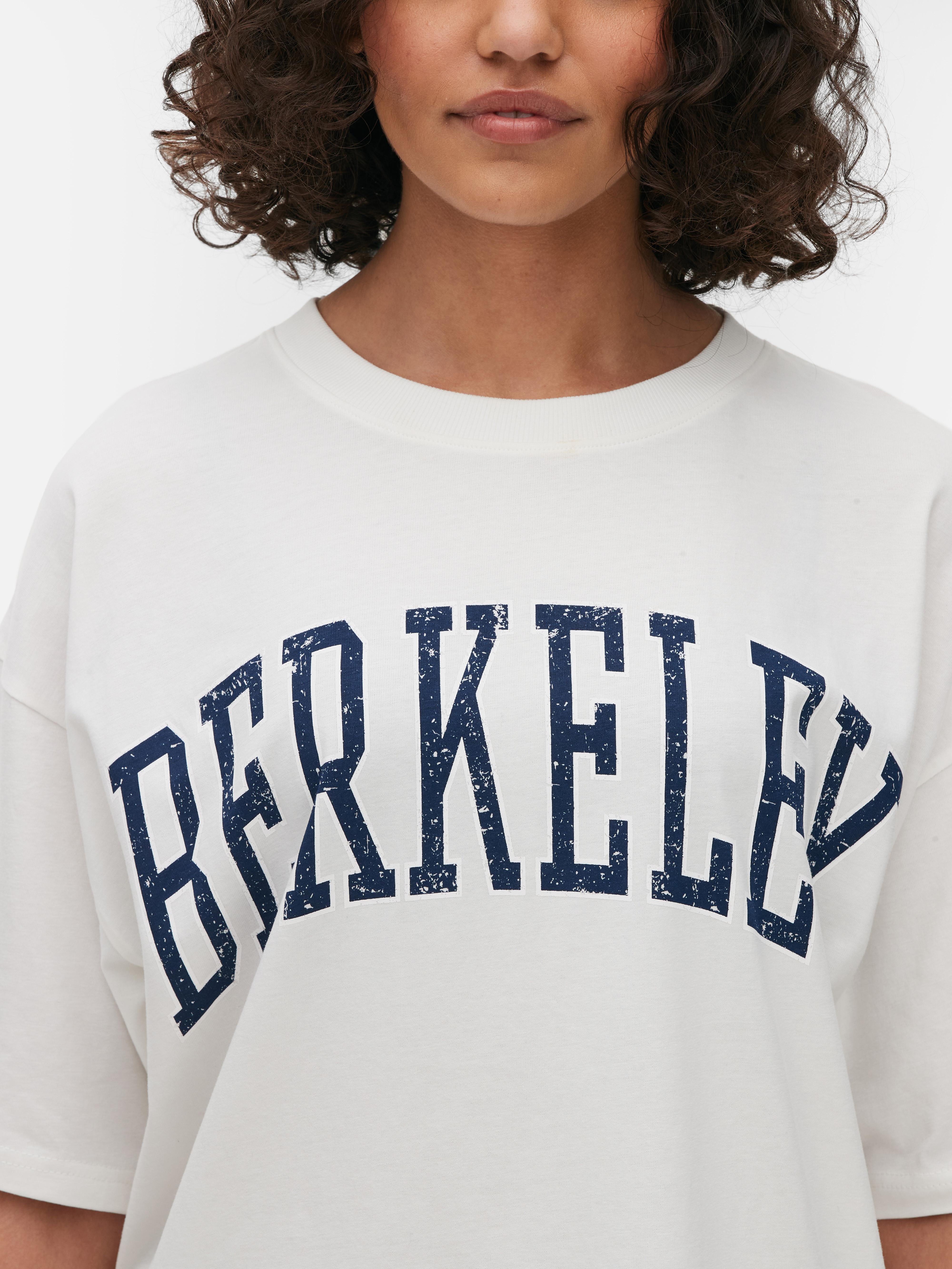 Tricou Berkeley supradimensionat asortat Un tricou supradimensionat din bumbac cu mâneci scurte și imprimeu Berkeley