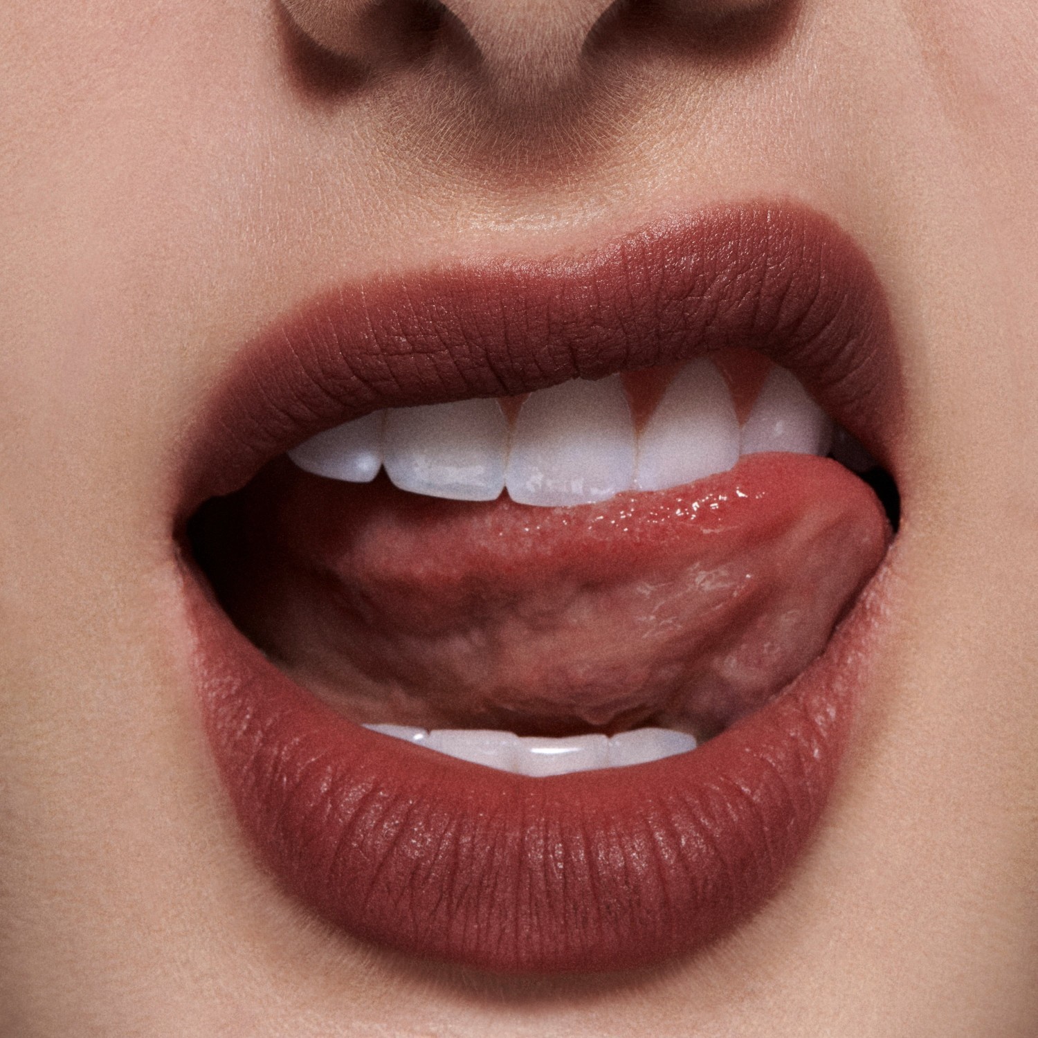 MAC skysti lūpų dažai „Intimate Nudes Powder Kiss“ – 5 ml