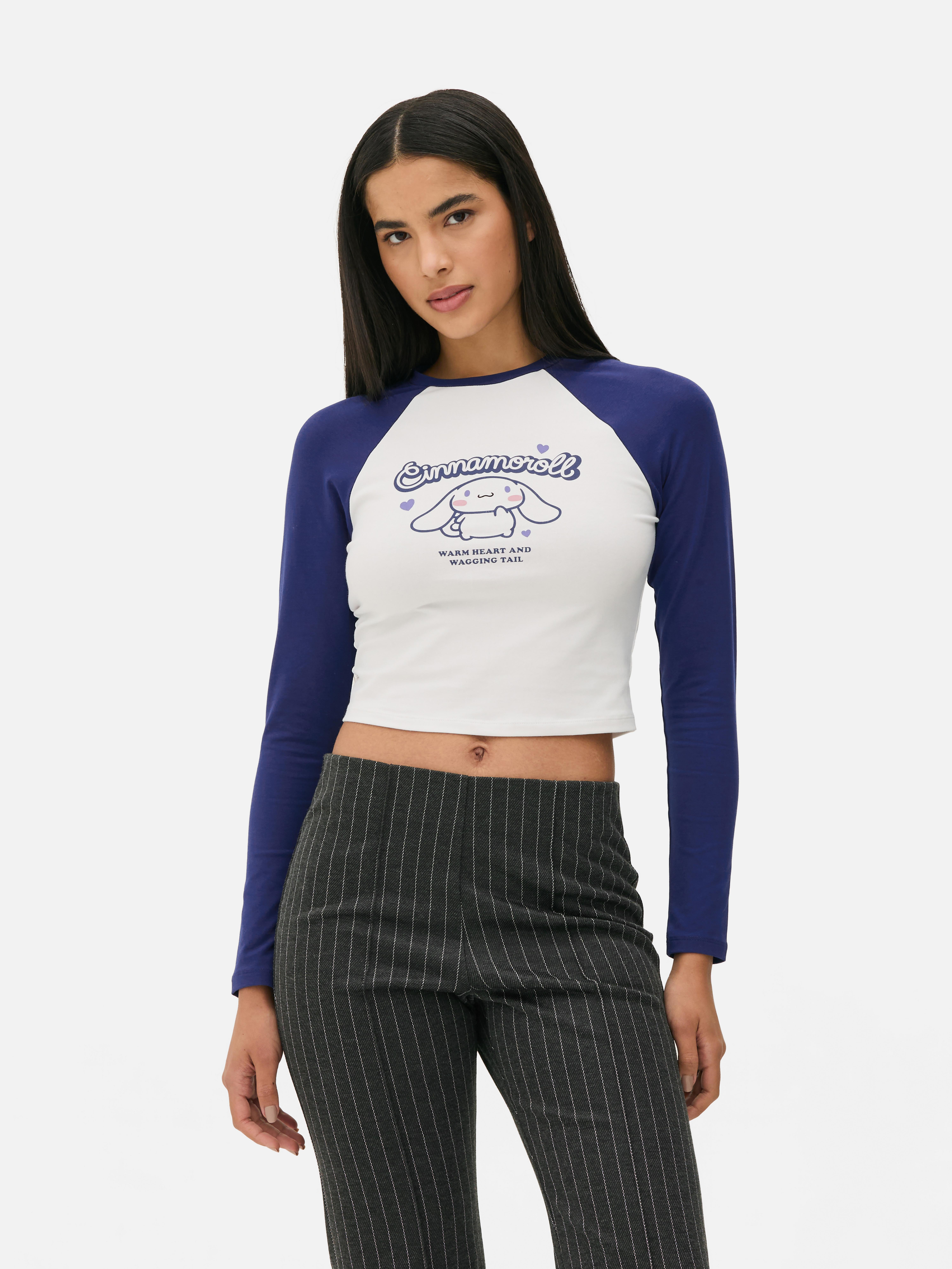 Tricou Hello Kitty cu mânecă raglan și imprimeu Cinnamoroll. Un tricou scurt cu mâneci lungi raglan și un imprimeu Cinnamoroll pentru