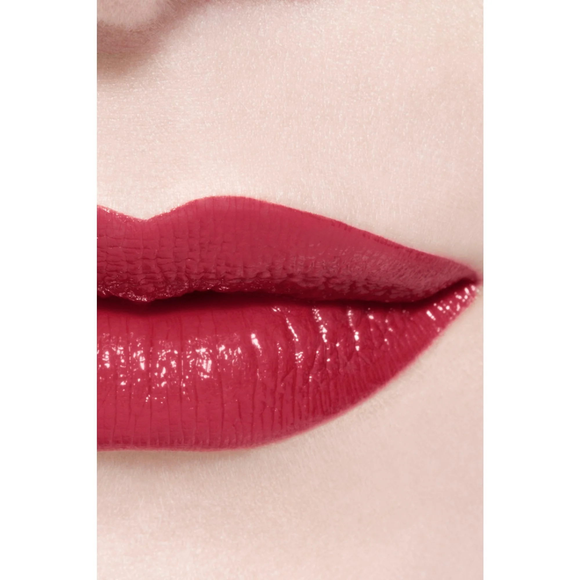 ROUGE ALLURE LAQUE - IL ROSSETTO FLUIDO BRILLANTE TENUTA ESTREMA