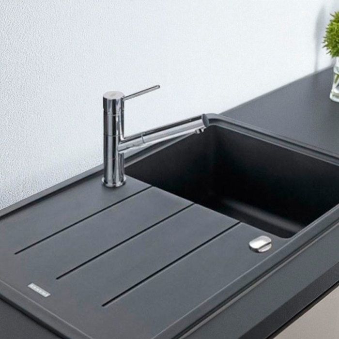 Fregadero de cocina empotrable FRANKE de 97 x 50 cm, 1 cubeta, color negro antracita, con escurridor reversible.